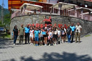 Read more about the article Rangerii din Bucegi încearcă să le insufle elevilor dragostea și respectul pentru munte