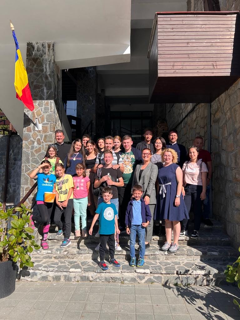 You are currently viewing Copiii consiliați de Centrul Diaconal „Casa Creștină” au beneficiat, ieri, de educație antreprenorială la Camera de Comerț și s-au distrat la Hotel Peștera
