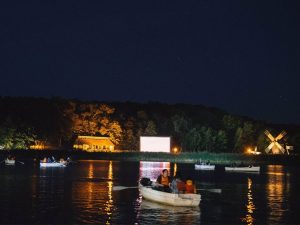 Read more about the article Sibiul se pregătește de Astra Film Festival 2022 și va oferi spectatorilor filme proiectate pe un ecran uriaș, amplasat între mori de vânt, care pot fi văzute din bărci care plutesc pe lac