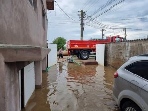 Read more about the article Mai multe gospodării dâmbovițene au fost inundate de ploile abundente