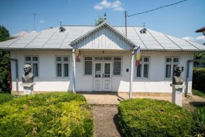 Read more about the article Neurochirurgul Leon Dănăilă și-a donat casa natală Primăriei Darabani, care a transformat-o în muzeu