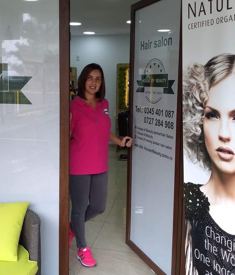 You are currently viewing Sfatul specialistului: Cum avem grijă de părul nostru pe timpul verii?