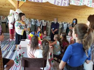Read more about the article „Din tainele costumului popular dâmbovițean” – tabără de vacanță liberală, inițiată de Organizația Seniorilor Liberali din Târgoviște