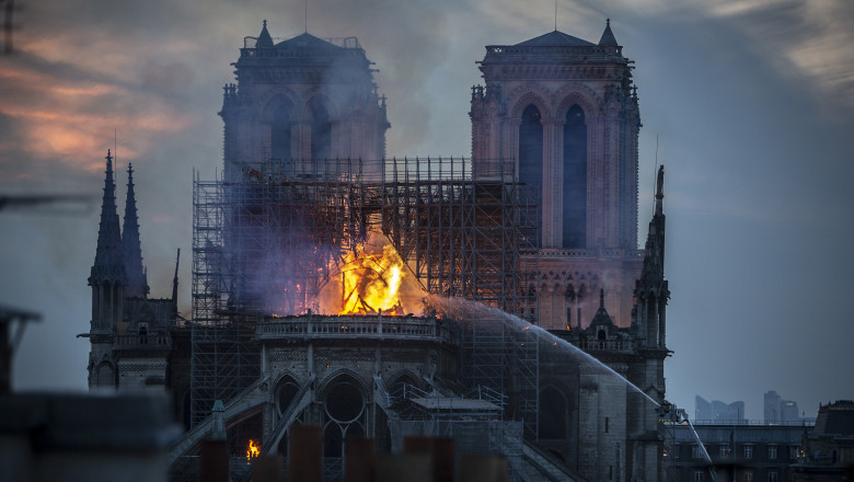 You are currently viewing Ministrul francez al Culturii speră ca în 2024 se va redeschide Notre-Dame