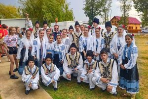 Read more about the article Ansamblul “Vestitorii Aninoasei”, pe podiumul Concursului Național de Dans Popular „Floare de Câmpie”