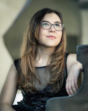 Read more about the article Seria tinerilor dâmbovițeni de excepție continuă cu o pianistă remarcabilă, Mihaela Manea