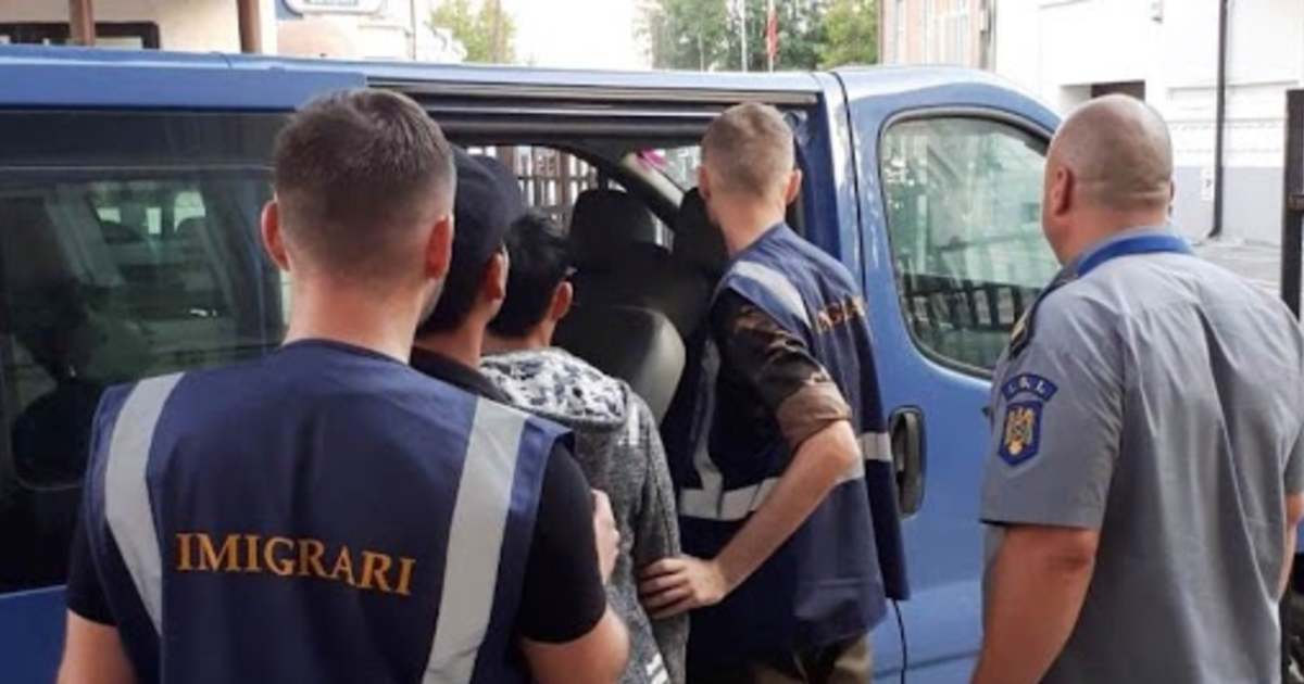 You are currently viewing Bărbat din Bangladesh care nu a părăsit România la expirarea perioadei legale de ședere, escortat la aeroport de polițiștii de imigrări dâmbovițeni