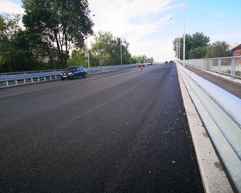 You are currently viewing A fost turnat ultimul strat de asfalt la pasarela din zona Pavcom