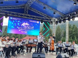 Read more about the article Muzica populară a fost vedeta primei seri a Festivalului Peștera-Padina