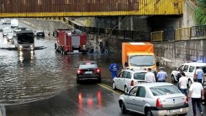 Read more about the article Pasajul Romlux din Târgoviște, inundat de precipitațiile abundente. Mai multe autovehicule au rămas blocate în apă