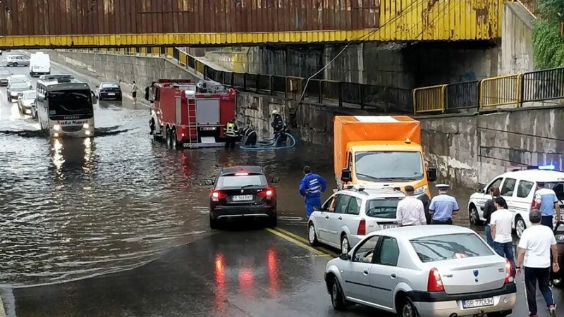 You are currently viewing Pasajul Romlux din Târgoviște, inundat de precipitațiile abundente. Mai multe autovehicule au rămas blocate în apă