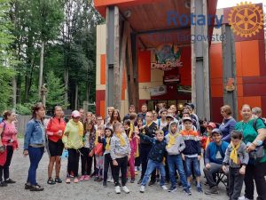 Read more about the article Zi magică organizată de Rotary Târgoviște, pentru 40 de copii din cadrul Centrului de Zi pentru Copii cu Dizabilități