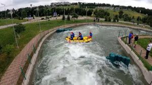 Read more about the article Competiţie la nivel european pe singurul râu artificial de rafting din România, la Cornişa