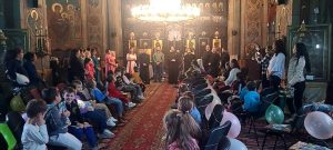 Read more about the article Elevii claselor pregătitoare din Gura Ocniței au participat ieri la prima oră de religie și au primit rechizite