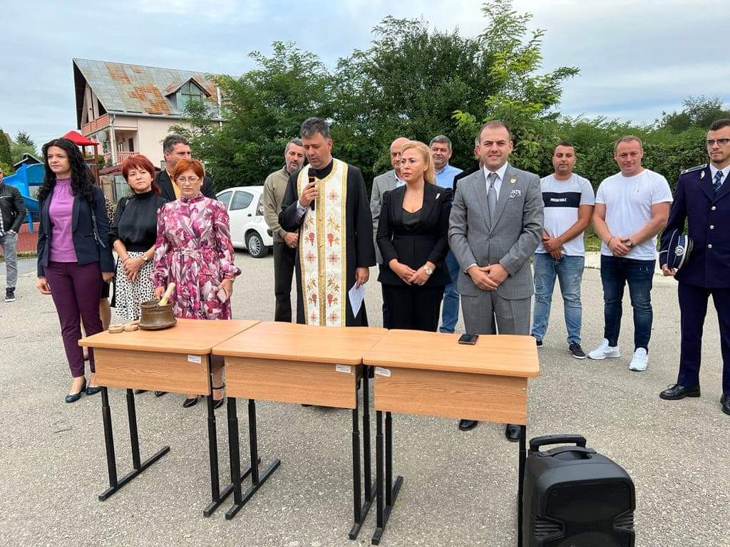 Si anul acesta, în prima zi de școlă, elevii din Răzvad au găsit ...