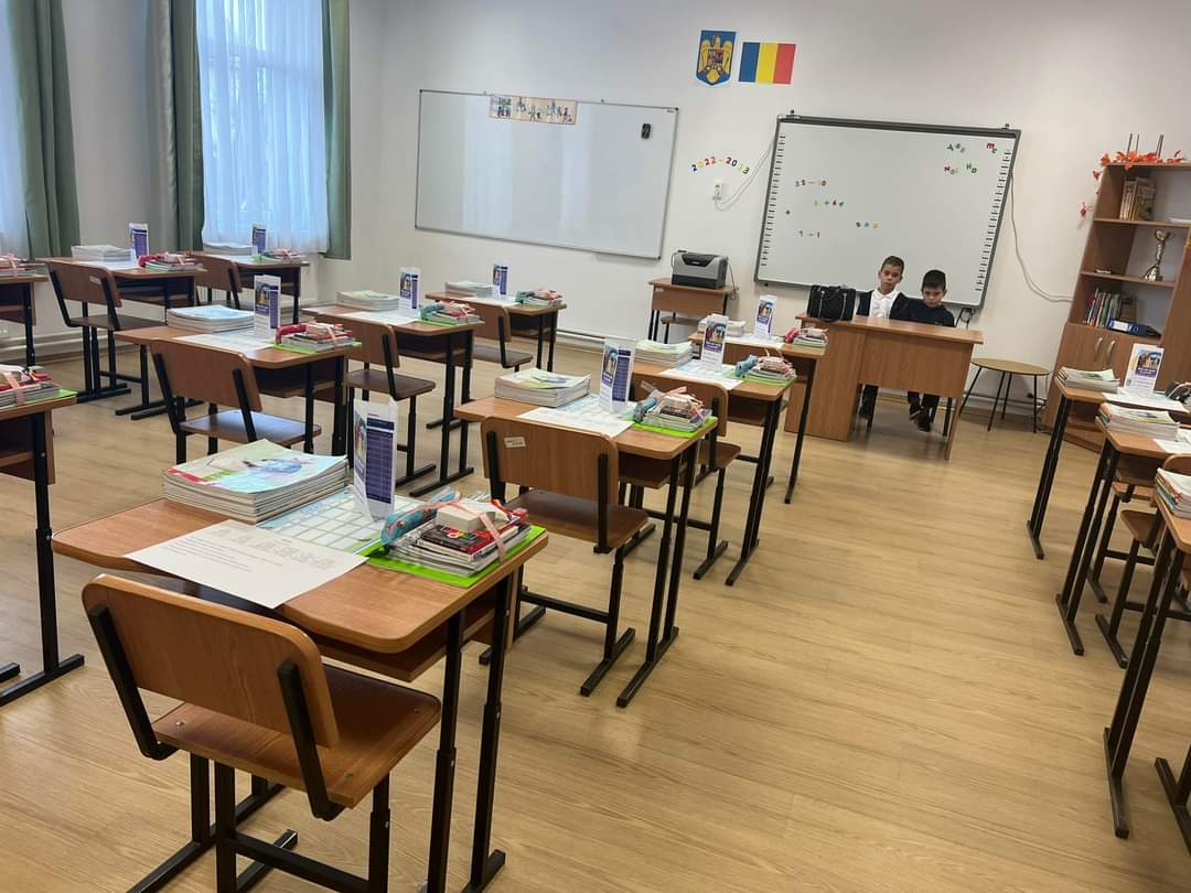 Si anul acesta, în prima zi de școlă, elevii din Răzvad au găsit ...