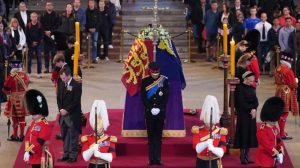 Read more about the article Toți cei opt nepoți ai Reginei Elisabeta a II-a s-au reunit la catafalcul ei