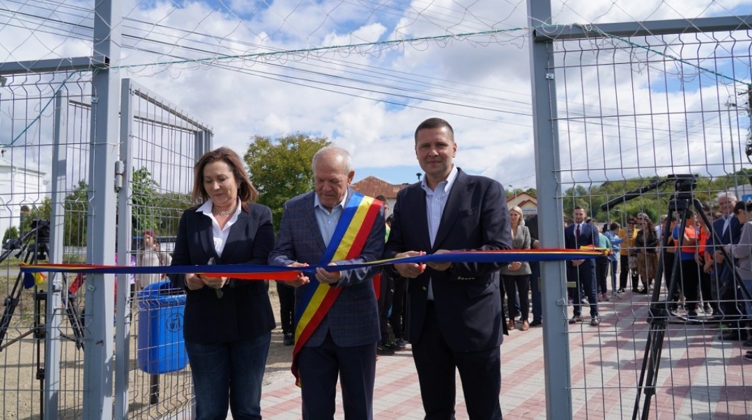 You are currently viewing Un nou teren de sport multifuncțional și-a deschis, astăzi, porțile în comuna Hulubești