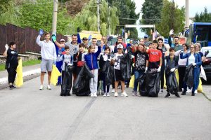 Read more about the article Locuitorii din Aninoasa s-au alăturat acțiunii „Let’s Do It, Romania!”