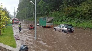 Read more about the article Județul Vâlcea e sub avertizare cod roșu de ploi abundente. Inundații pe Valea Oltului