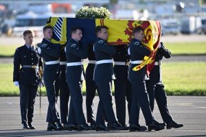 Read more about the article Avionul care a adus din Scoţia sicriul reginei Elisabeta a II-a a aterizat la Londra