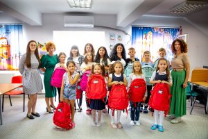 Read more about the article 15 copii proveniți din familii defavorizate au primit rechizite gratuite, din partea Primăriei Titu
