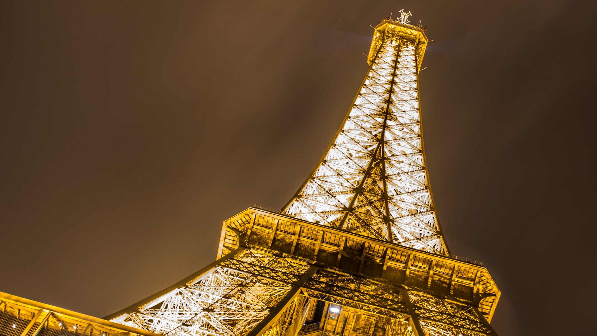You are currently viewing Turnul Eiffel, evacuat de urgență și închis după o amenințare cu bombă