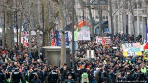 Read more about the article Proteste de amploare la Paris, împotriva politicilor preşedintelui Emmanuel Macron