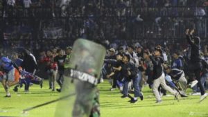 Read more about the article Măcel la un meci de fotbal din Indonezia: peste 129 de morți și sute de răniți