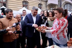 Read more about the article Marcel Ciolacu a vizitat târgul organizat de Ministerul Agriculturii cu ocazia ”Zilei Naționale a Produselor Românești”