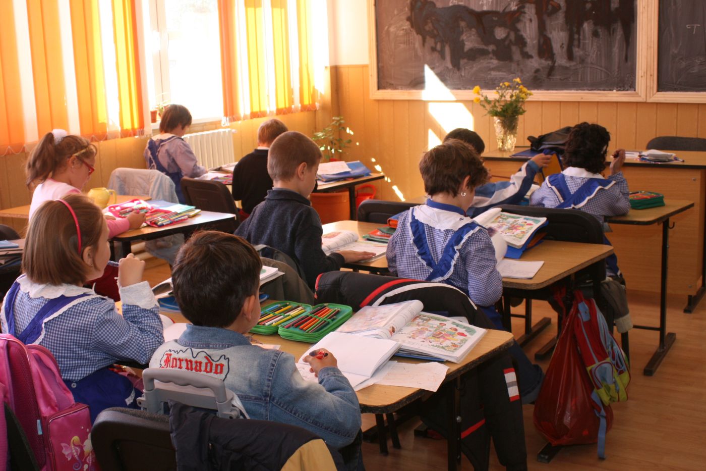 You are currently viewing AUR propune reintroducerea uniformelor școlare