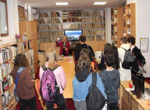 Read more about the article Elevii Colegiului Național „Ienăchiță Văcărescu” s-au familiarizat, astăzi, cu serviciile Bibliotecii Județene „Ion Heliade Rădulescu