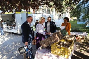 Read more about the article Claudia Gilia, un gând de apreciere pentru munca producătorilor dâmbovițeni, „cu mâinile crăpate de atâta trudă și chipurile arse de soare”