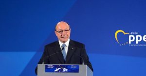 Read more about the article Lui Băsescu i s-a tăiat microfonul în Parlamentul European când citea lista liderilor europeni apropiați de Putin