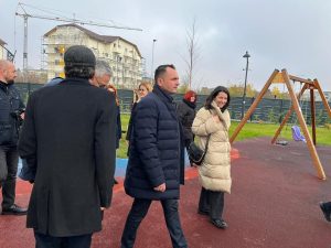 Read more about the article O delegație a Comisiei Europene a vizitat, astăzi, Școala Gimnazială „Matei Basarab” și parcul de la Dâmbovița Mall