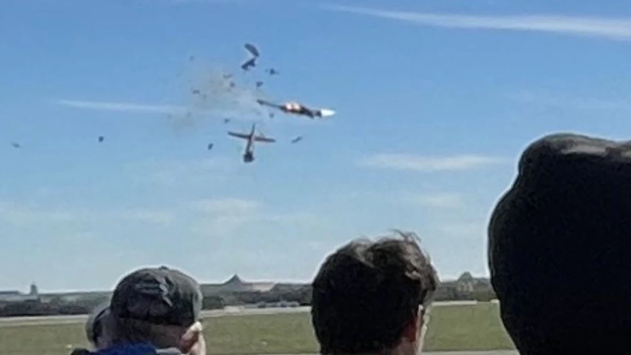 You are currently viewing Două avioane s-au ciocnit în aer și s-au prăbușit peste public, la un show aviatic în Dallas