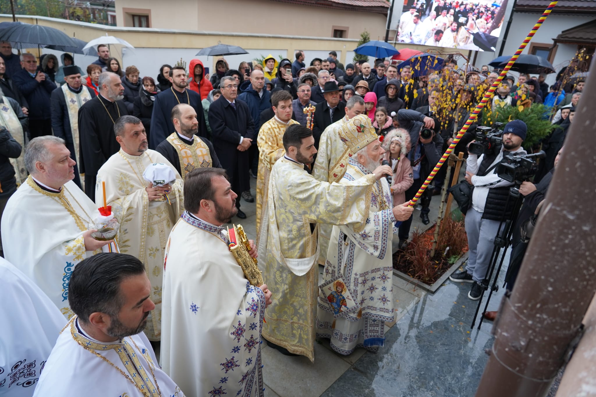 You are currently viewing VIDEO – ÎN ARHIEPISCOPIA TÂRGOVIȘTEI A FOST TÂRNOSITĂ BISERICA PAROHIEI DIN SATUL CROVU