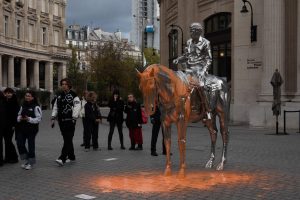 Read more about the article Activiști ecologiști continuă distrugerile:  au stropit cu vopsea o sculptură de Charles Ray, la Paris