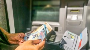 Read more about the article O angajată a unei bănci din Galați a furat sute de mii de euro din conturile clienților, pe parcursul a patru ani