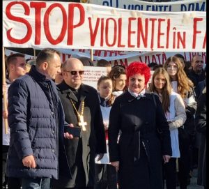 Read more about the article PREOȚI ȘI TINERI DE LA PAROHII AU PARTICIPAT LA MARȘUL CONTRA VIOLENȚEI DOMESTICE DE LA TÂRGOVIȘTE