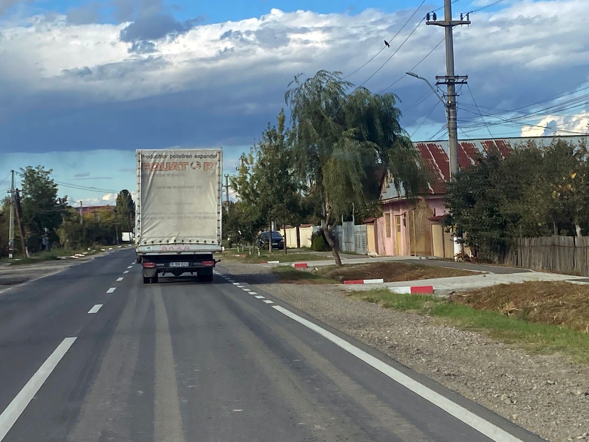 You are currently viewing Trotuare, realizate de Primăria Butimanu pe DN1A – București-Târgoviște, pe sensul de mers către București