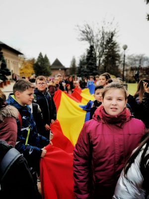 Read more about the article Școala „Vasile Cîrlova” a marcat, astăzi, în avans, Ziua Națională a României