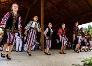 Read more about the article Părinții copiilor de la Școala Malu cu Flori îi pot înscrie pe elevi, gratuit, la cursuri de dansuri populare