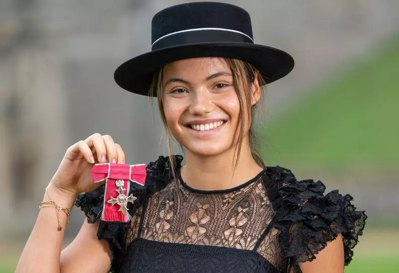 You are currently viewing Emma Răducanu, decorată de Regele Charles al III-lea pentru serviciile aduse tenisului britanic