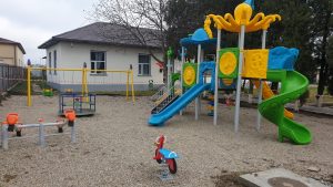 Read more about the article Două spații de joacă pentru copii au fost amenajate în satele Dobra și Mărcești