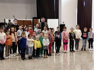 Read more about the article De la vârste fragede, copiii din Braniștea învață să iubească dansul popular