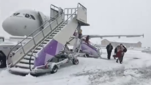 Read more about the article Sute de români, blocaţi pe aeroporturile din Marea Britanie din cauza ninsorii