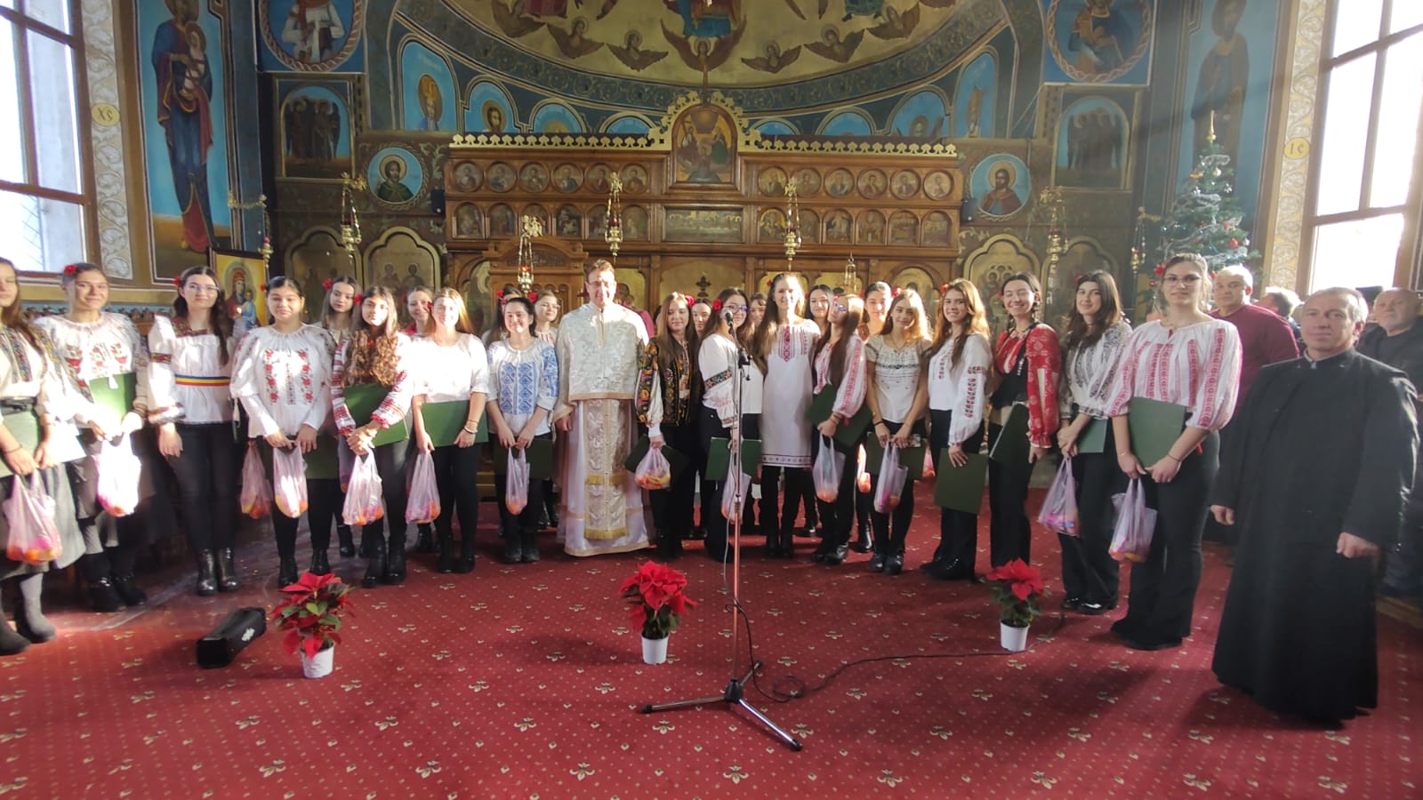 You are currently viewing CORUL COLEGIULUI NAȚIONAL PEDAGOGIC CONSTANTIN CANTACUZINO DIN TÂRGOVIȘTE A COLINDAT CREDINCIOȘII PAROHIEI RĂZVADUL DE JOS