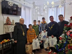 Read more about the article DARURI DE PESTE 10.000 LEI OFERITE DE ARHIEPISCOPIA TÂRGOVIȘTEI UNOR INSTITUȚII SOCIALE DIN JUDEȚUL DÂMBOVIȚA