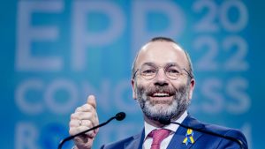 Read more about the article Manfred Weber îl susține pe Karl Nehammer în decizia de a nu primi România în spațiul Schengen